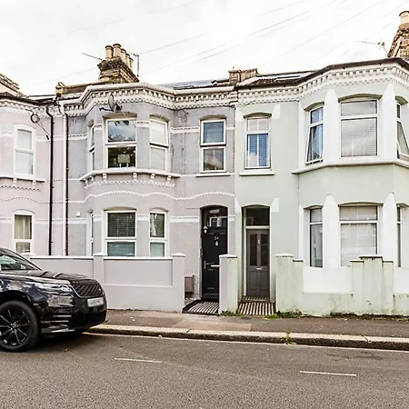 Luxurious 3 Bed Flat With Patio And Garden Apartment